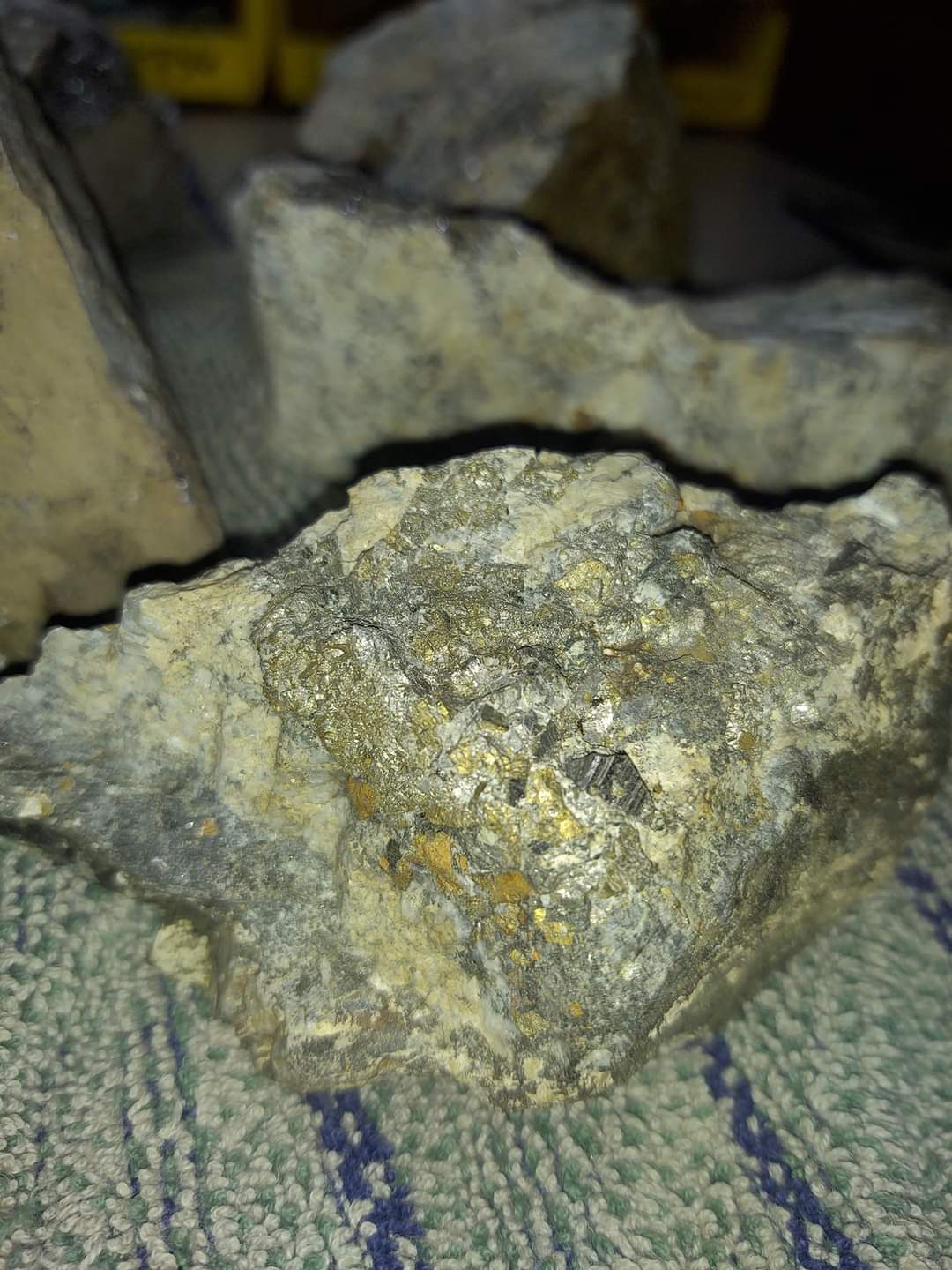 quartz rock gold